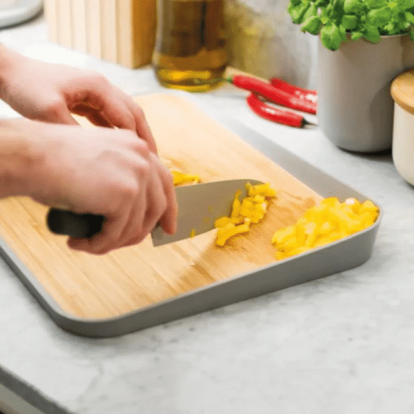 لوح تقطيع من الخيزران مع شفة مائلة 41 × 30.5 سم