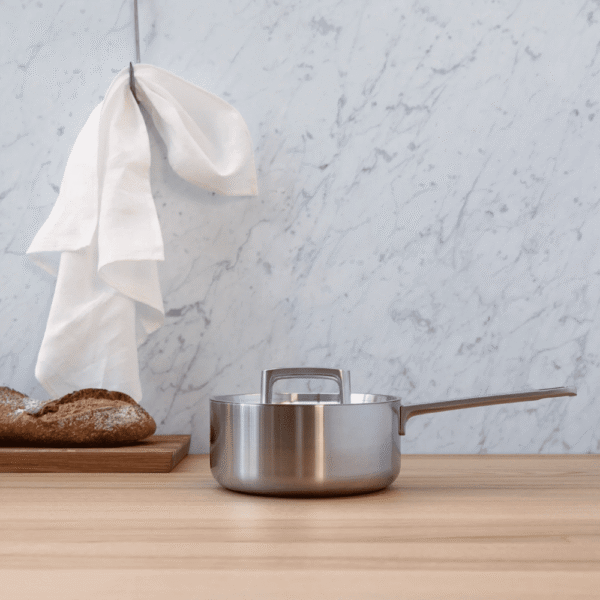 قدر بغطاء مقاس 18 سم