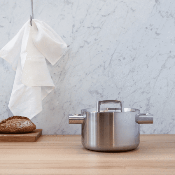 قدر بغطاء بـ 5 طبقات 24 سم