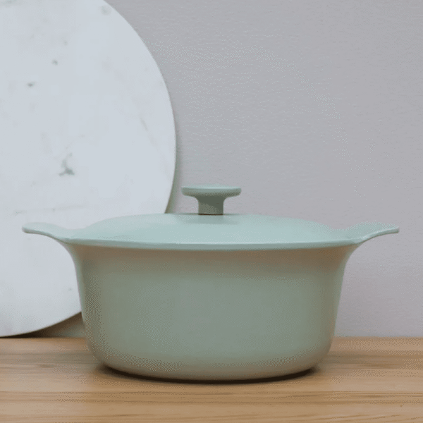 قدر مغطى من الحديد الزهر باللون الأخضر 24 سم