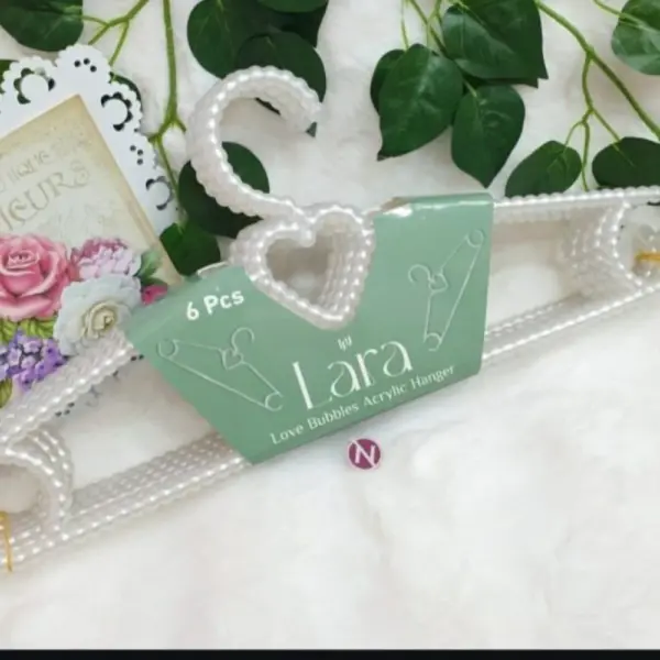 شماعة قلب اكريليك -LARA